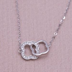 Juego de cadena y dije en plata dos flores entrelazadas