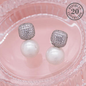 Aretes cortos de perla diseño cuadro con pavé de circones