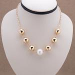 Collar corto con bits dorados y madre perla