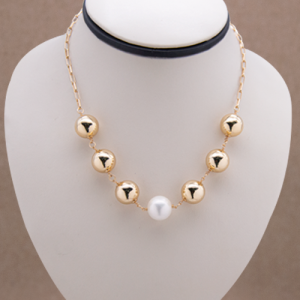 Collar corto con bits dorados y madre perla