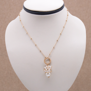 Collar corto con racimo de perlitas