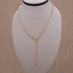 Collar tipo corbata con perlas