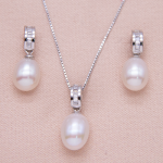 Juego de aretes con cadena y dije de perla oval con baguettes