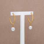 Arracadas diseño torzal con perla oval