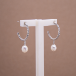 Arracadas diseño torzal con perla oval