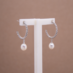 Arracadas diseño torzal con perla oval