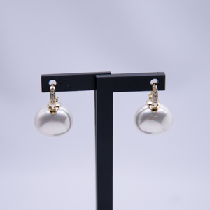 Aretes cortos con circones y perla