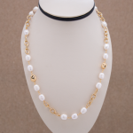 Collar largo en perla oval con eslabones dorados