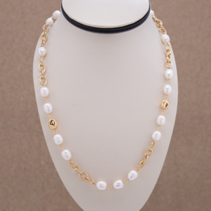 Collar largo en perla oval con eslabones dorados