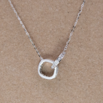 Juego de cadena con dije de cuadros entrelazados