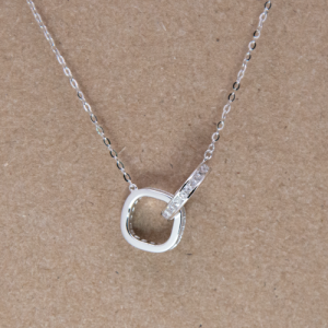 Juego de cadena con dije de cuadros entrelazados