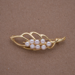 Prendedor con perla diseño hoja