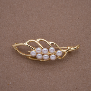 Prendedor con perla diseño hoja