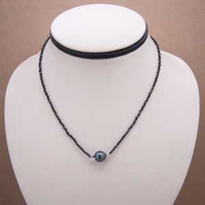 Collar corto de black spinel y perla gris
