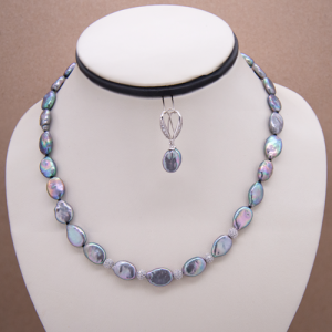 Collar corto de perla oval plana gris y aretes