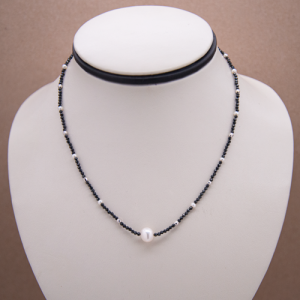 Collar corto de black spinel y perla blanca