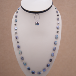 Collar largo y aretes de perla plana oval gris con cristales