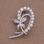 Prendedor diseño mariposa con espiral de perlas