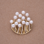 Prendedor con perlas y circones