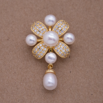 Prendedor diseño medallón con perlas