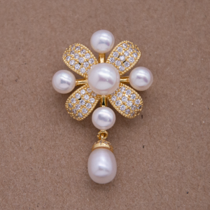 Prendedor diseño medallón con perlas