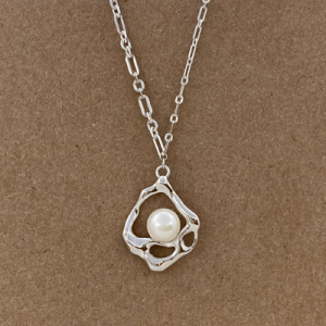 Juego cadena y dije de figura irregular con perla