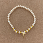 Pulsera de perla con dije de cruz
