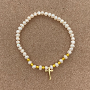 Pulsera de perla con dije de cruz