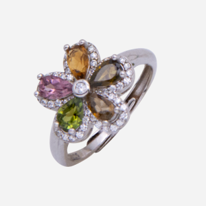 Anillo con flor de piedra turmalina
