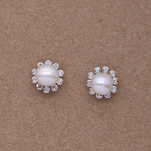 Aretes de plata con perla diseño de flor con circones