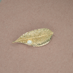Prendedor diseño hoja con textura y perla