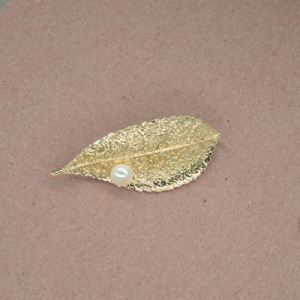 Prendedor diseño hoja con textura y perla