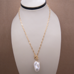 Collar corto con perla núcleo