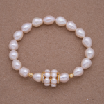 Pulsera de perla oval con barrilito