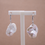 Aretes largos de perla núcleo