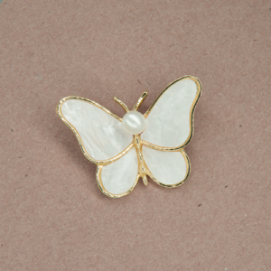Prendedor de mariposa con madreperla