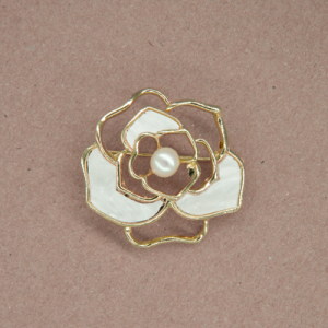 Prendedor de flor con madreperla