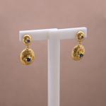 Aretes largos de vermail con zafiro