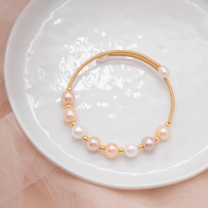 Pulsera tipo bangle con perlas naturales
