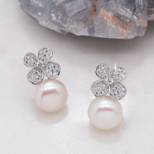 Aretes cortos de perla natural diseño flor