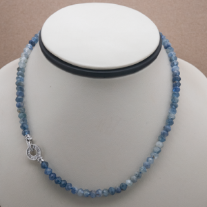 Collar de piedra kyanite azul