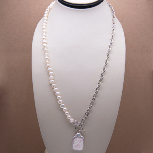 Collar de perla irregular y cadena con dije