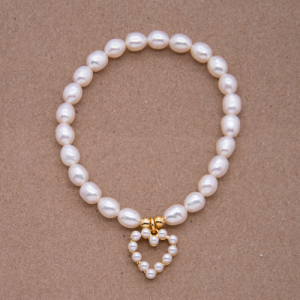 Pulsera de perla con dije de corazón