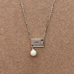 Juego cadena y dije de plaquita con perla colgante