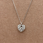 Juego cadena y dije de corazón con baguettes