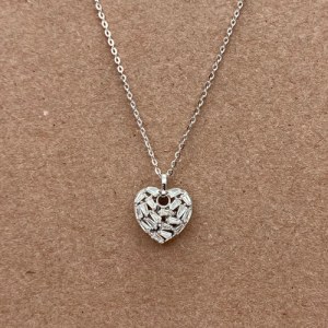 Juego cadena y dije de corazón con baguettes