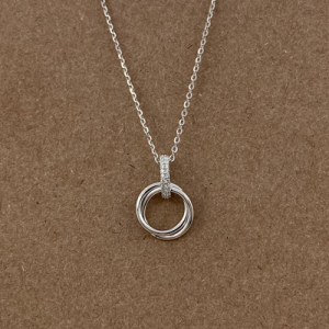 Juego cadena y dije de círculos entrelazados