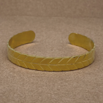 Pulsera bangle con textura flecha