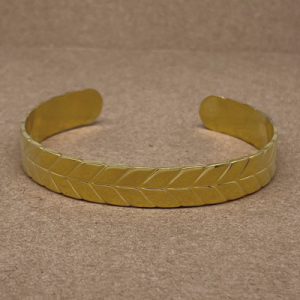 Pulsera bangle con textura flecha