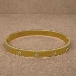 Pulsera bangle con florecitas